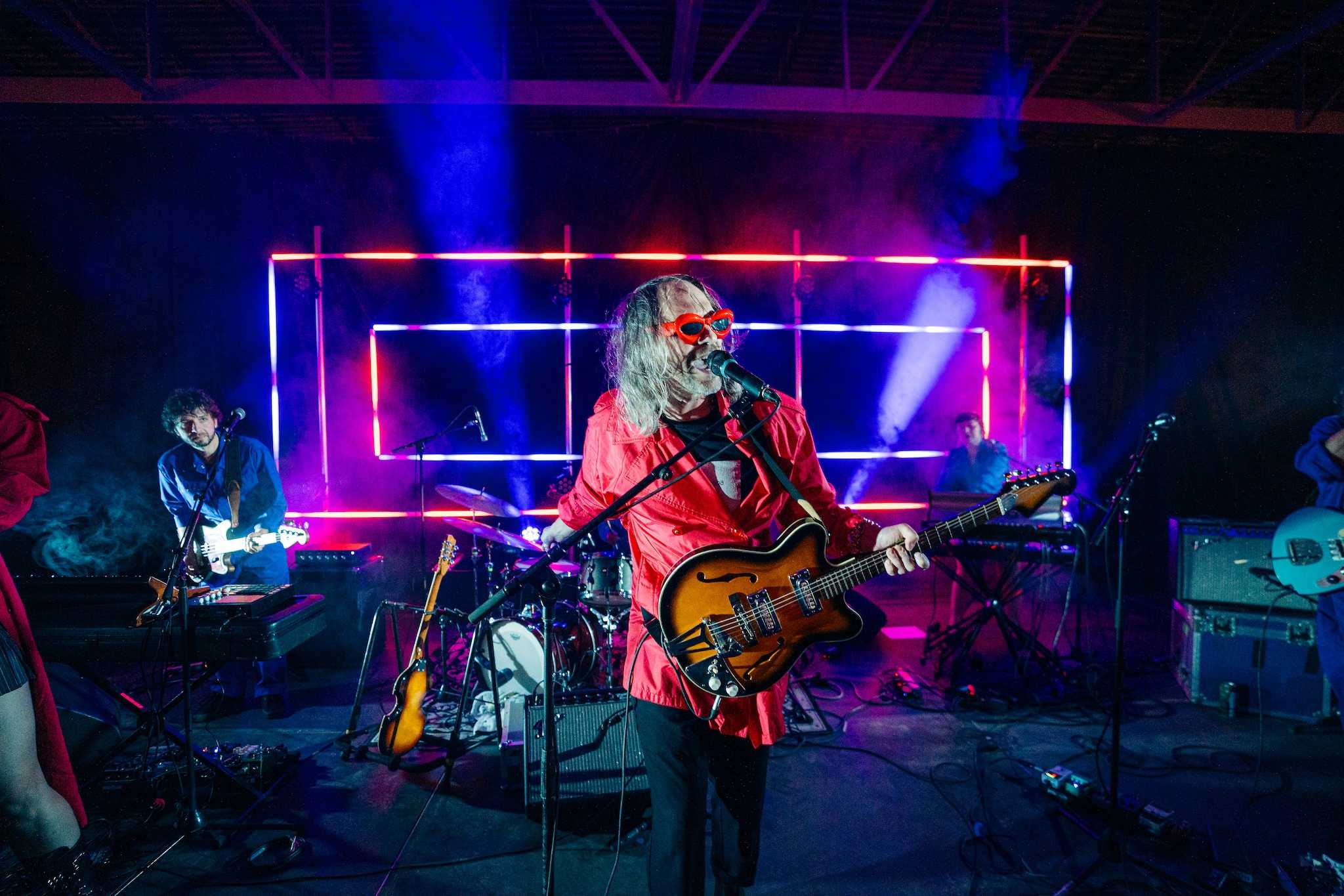 Photo d'une foule assise devant un spectacle intime.