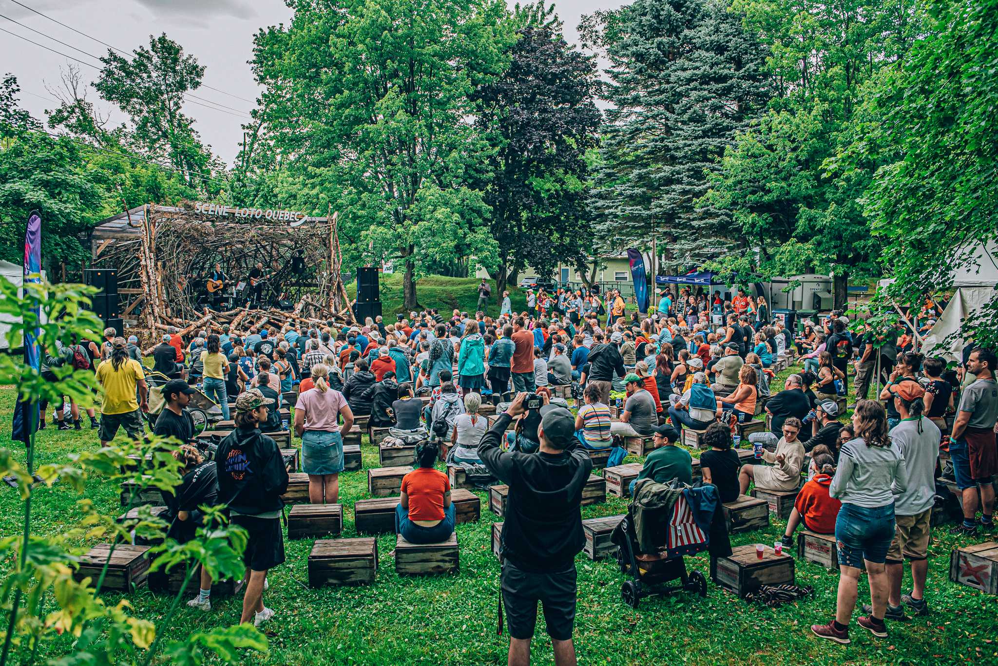 Spectateurs devant une scène dans la nature.