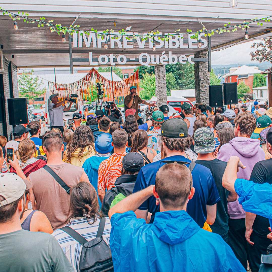 Foule regardant un spectacle sur une scène des Imprévisibles Loto-Québec