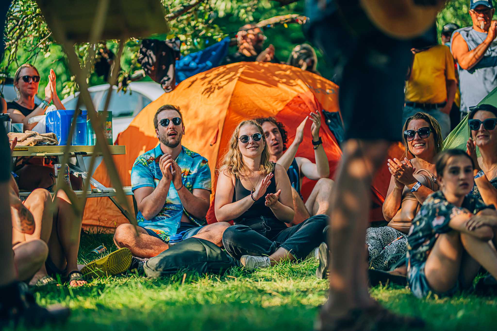 Gens assis au Quai Bell.