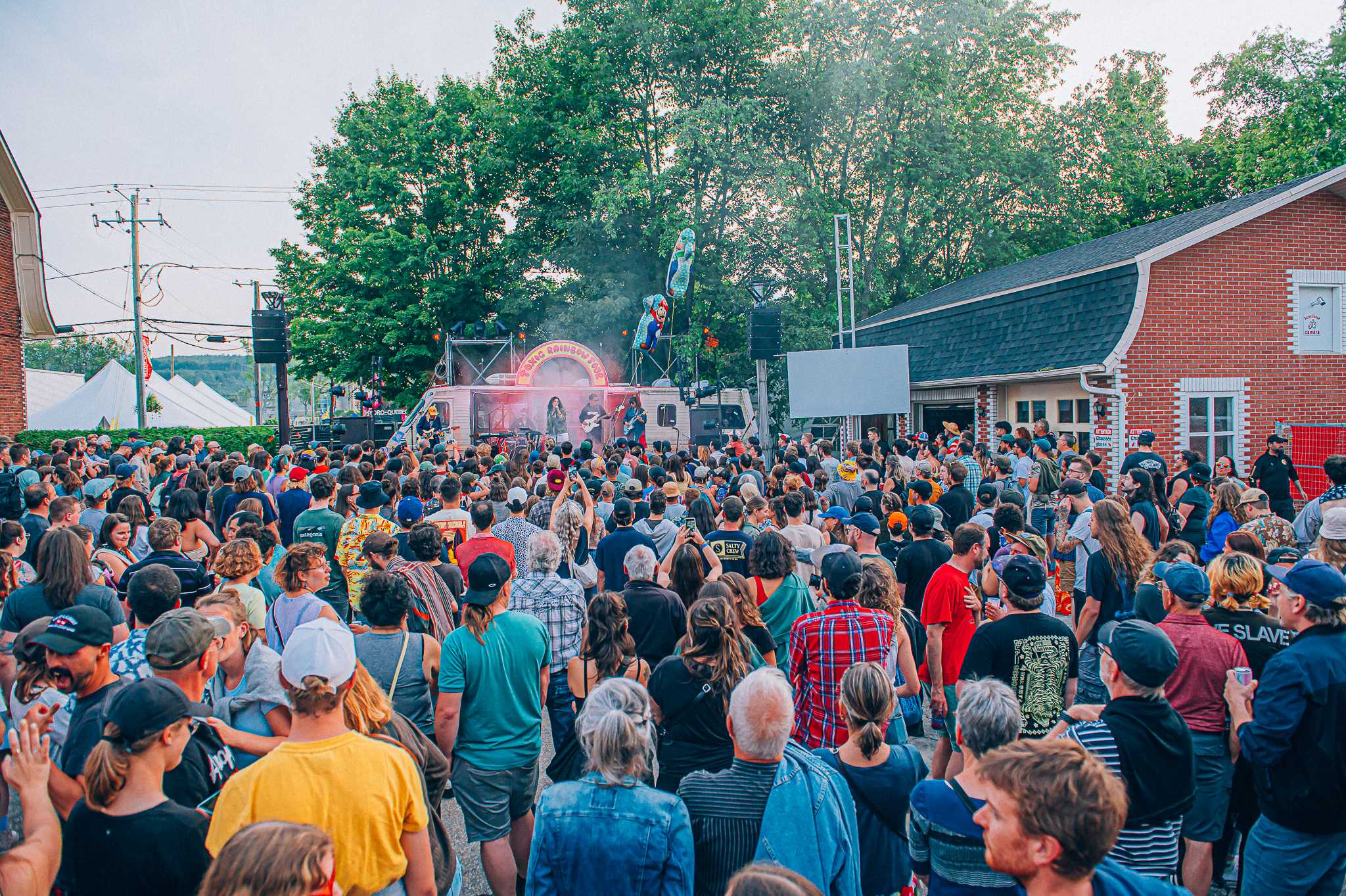 Photo d'une foule devant le garage du curé.