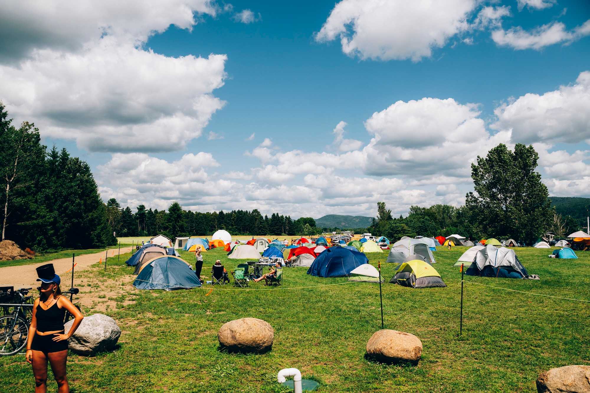 Photo de tentes dans un camping temporaire