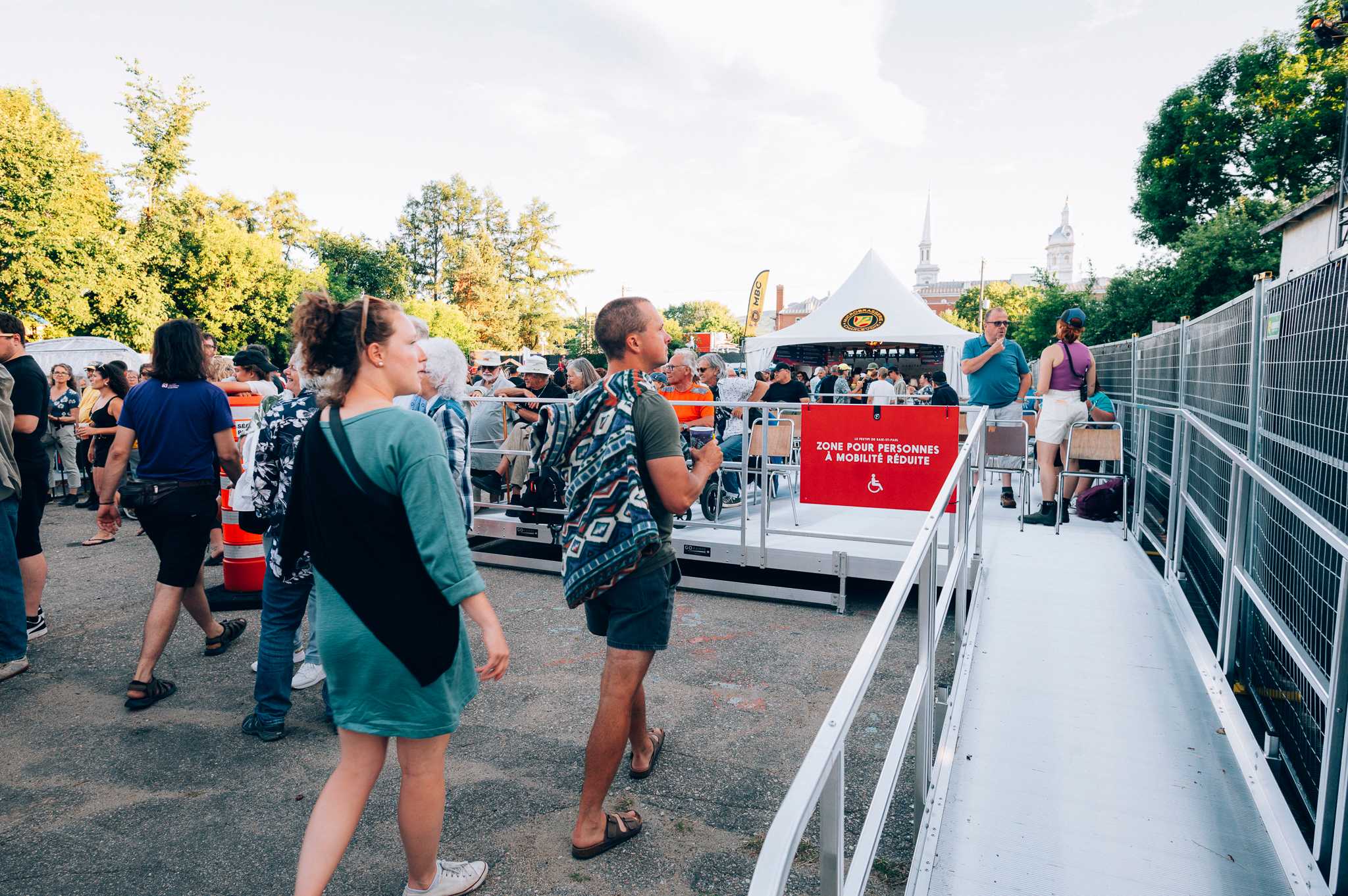 Photo d'une affiche annonçant la direction d'une toilette pour personne à mobilité réduite