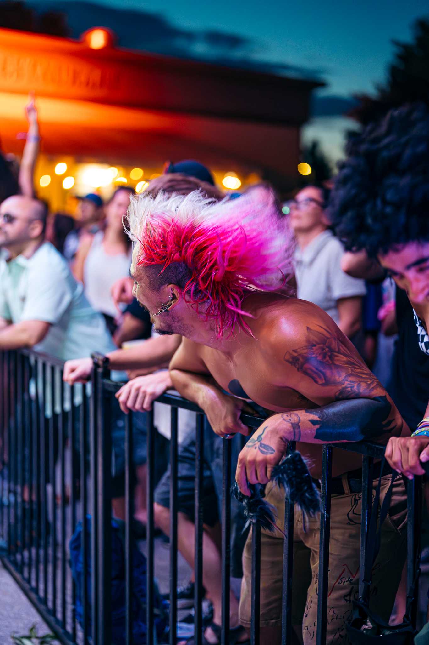 Image de personnes se serrant dans leurs bras